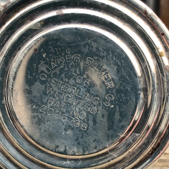 Quaker Silver Etched Glass Salt & Pepper Shakers - Picture 3 of 9